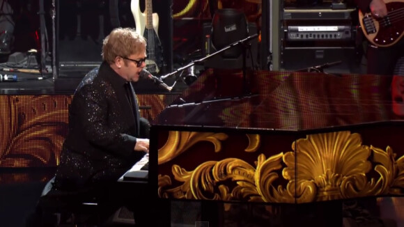 Elton John, brouillé avec sa mère : Sa réponse, cinglante, en chanson