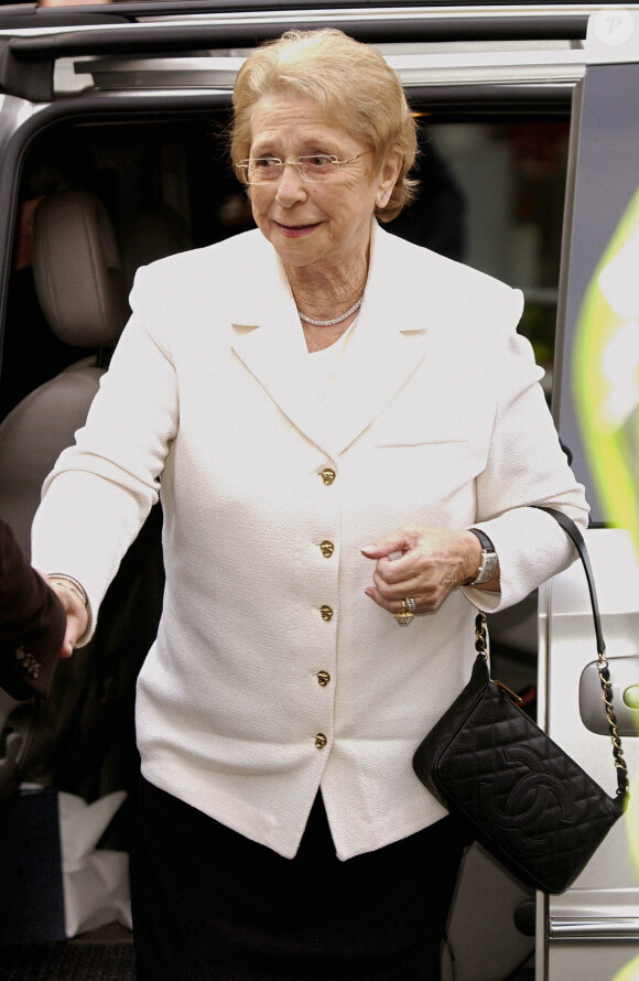 Sheila Fairebrother au mariage civile de son fils Elton John au Guildhall de Windsor, le 21 décembre 2005