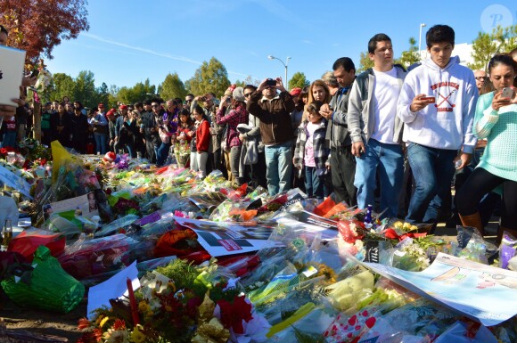 Des curieux et anonymes viennent rendre hommage à Paul Walker et son Roger Rodas, victimes d'un crash de voiture à Los Angeles. Photos prises le 8 décembre 2013.