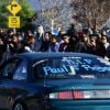 Des curieux et anonymes viennent rendre hommage à Paul Walker et son Roger Rodas, victimes d'un crash de voiture à Los Angeles. Photos prises le 8 décembre 2013.