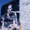 Des curieux et anonymes viennent rendre hommage à Paul Walker et son Roger Rodas, victimes d'un crash de voiture à Los Angeles. Photos prises le 8 décembre 2013.