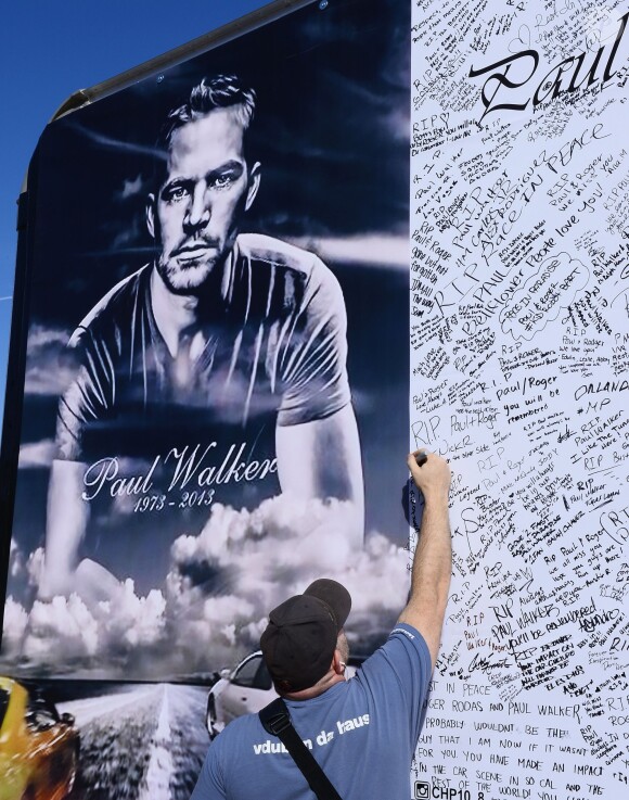 Des curieux et anonymes viennent rendre hommage à Paul Walker et son Roger Rodas, victimes d'un crash de voiture à Los Angeles. Photos prises le 8 décembre 2013.