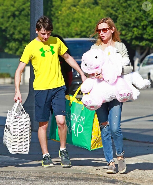 Calista Flockhart fait du shopping pour Pâques avec son fils Liam à Santa Monica, le 29 mars 2015.