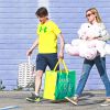 Calista Flockhart fait du shopping pour Pâques avec son fils Liam à Santa Monica, le 29 mars 2015.