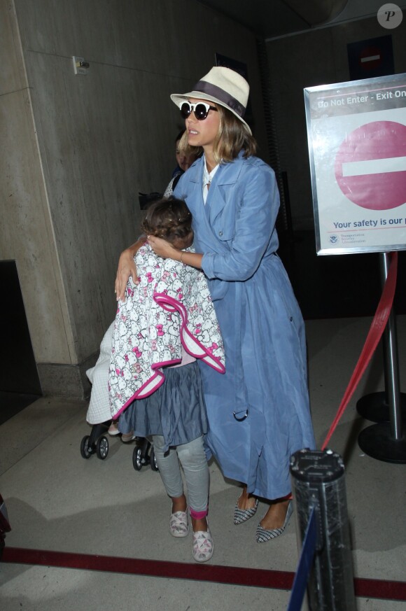 Jessica Alba et sa fille Honor arrivent à l'aéroport LAX de Los Angeles, de retour de leurs vacances à Saint-Barthélemy. Le 3 avril 2015