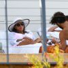 Eva Longoria et son compagnon Jose Antonio Baston se détendent au bord d'une piscine à Miami, le 5 avril 2015.