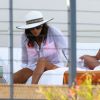 Eva Longoria et son compagnon Jose Antonio Baston se détendent au bord d'une piscine à Miami, le 5 avril 2015.