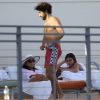 L'actrice Eva Longoria et son compagnon Jose Antonio Baston se détendent au bord d'une piscine à Miami, le 5 avril 2015.