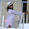 Eva Longoria et son compagnon Jose Antonio Baston se détendent au bord d'une piscine à Miami, le 5 avril 2015.