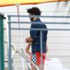 Eva Longoria et son compagnon Jose Antonio Baston se détendent au bord d'une piscine à Miami, le 5 avril 2015.