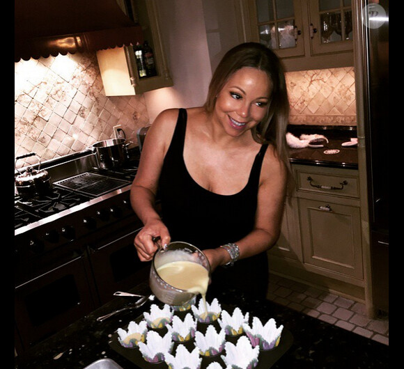Mariah Carey réalise des cupcakes, le 5 avril 2015