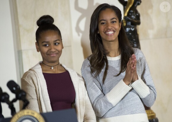 Barack Obama et ses filles Malia et Sasha ont grâcié une grosse dinde pour Thanksgiving à la Maison Blanche, le 26 novembre 2014