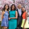 Le président américain Barack Obama, sa femme Michelle Obama et leurs filles Malia et Sasha posent en famille avec leurs chiens Bo et Sunny dans le jardin Rose de la Maison Blanche le dimanche de Pâques, à Washington, le 5 avril 2015.