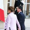 Manuel Valls et sa femme Anne Gravoin - Dîner d'Etat au Palais de l'Elysée en l'honneur du président tunisien Beji Caïd Essebsi à Paris le 7 avril 2015.