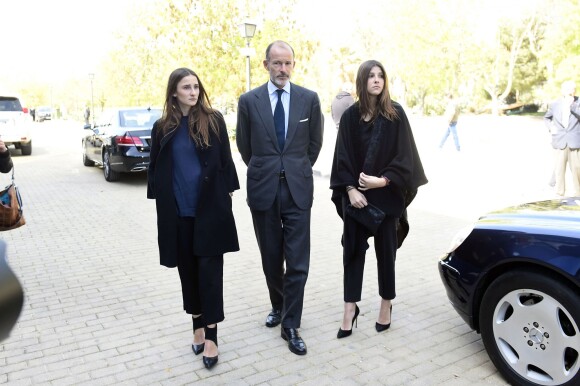 Le prince Kyril de Bulgarie et ses filles les princesses Mafalda-Cecilia et Olimpia le 8 avril 2015 au cimetière San Isidro à Madrid, lors des obsèques du prince Kardam de Bulgarie, décédé à 52 ans la veille, six ans après un accident de la route dont il ne s'était jamais remis.