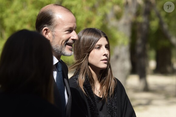 Le prince Kyril de Bulgarie et sa fille la princesse Mafalda-Cecilia le 8 avril 2015 au cimetière San Isidro à Madrid, lors des obsèques du prince Kardam de Bulgarie, décédé à 52 ans la veille, six ans après un accident de la route dont il ne s'était jamais remis.