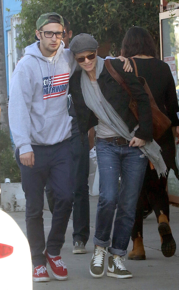 Instants de complicité caline entre Robin Wright et son fils Hopper à Venice, le 2 avril 2015.