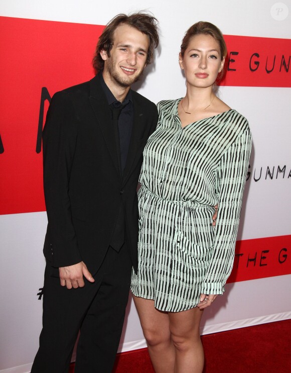 Hopper Jack Penn (Fils de Sean Penn et Robin Wright) et Uma Von Wittkamp à la première de "The Gunman" à Los Angeles, le 12 mars 2015.