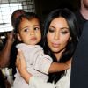 Kim Kardashian et sa fille North West arrivent à l'aéroport LAX à Los Angeles, le 7 avril 2015.