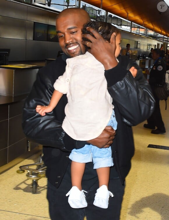 Kanye et North West arrivent à l'aéroport LAX à Los Angeles, le 7 avril 2015.