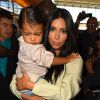 Kim Kardashian et sa fille North West arrivent à l'aéroport LAX à Los Angeles, le 7 avril 2015.