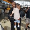 Kanye et North West arrivent à l'aéroport LAX à Los Angeles, le 7 avril 2015.