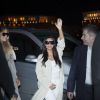 Kim et Khloé Kardashian, Kanye et North West arrivent à l'hôtel Armenia Marriott. Erevan, le 8 avril 2015.