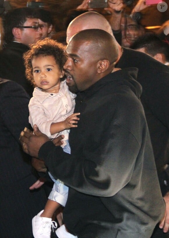 Kanye et North West arrivent à l'hôtel Armenia Marriott. Erevan, le 8 avril 2015.