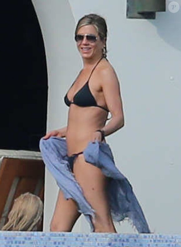 Jennifer Aniston et son fiancé Justin Theroux en vacances à Cabo San Lucas avec leurs amis Courteney Cox, Howard Stern, Beth Ostrosky, Jimmy Kimmel et Molly McNearney, le 29 décembre 2013.