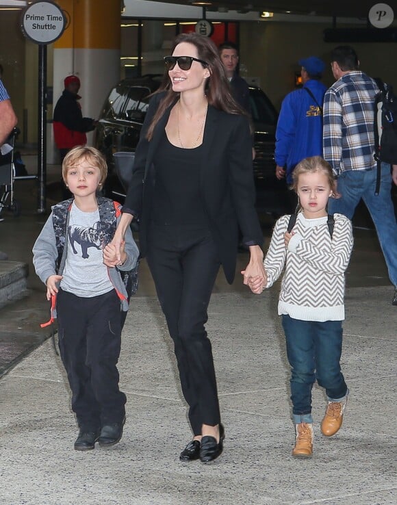 Angelina Jolie, ses jumeaux Vivienne et Knox à Los Angeles, le 7 février 2015.