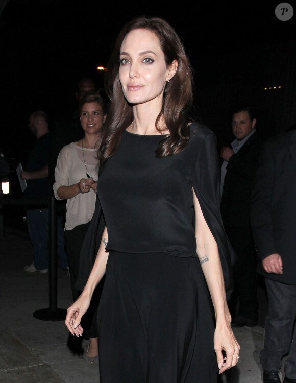Angelina Jolie arrive au Writer's Guild Theater pour une projection du film "Unbroken" à Beverly Hills, le 9 décembre 2014.