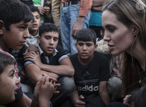 Angelina Jolie dans un camp de réfugiés à la frontière Jordanie-Syrie le 18 juin 2013.