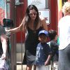 Semi-Exclusif - Sandra Bullock et son fils Louis Bullock se promènent à Los Angeles, le 18 juillet 2014. 