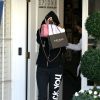 Kylie Jenner à la sortie d'un centre de dermatologie à Beverly Hills. Elle porte un bas de jogging avec l'inscription "Fuck you"!! Le 8 avril 2015 