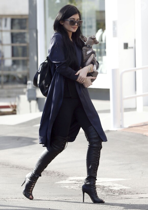 Kylie Jenner fait du shopping chez Fred Segal avec son chien Normie à West Hollywood, le 23 février 2015. 