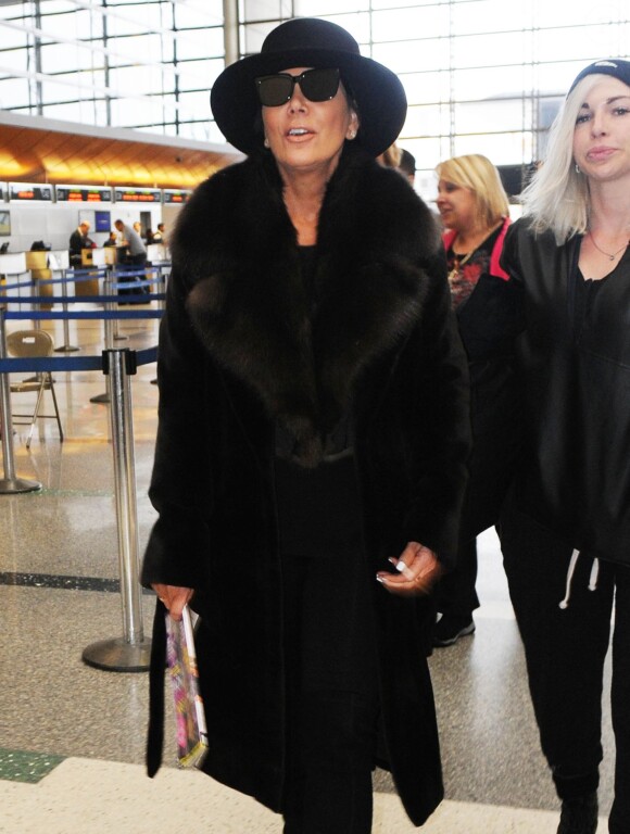 Kris Jenner prend un vol à l'aéroport de Los Angeles, le 20 janvier 2015. 