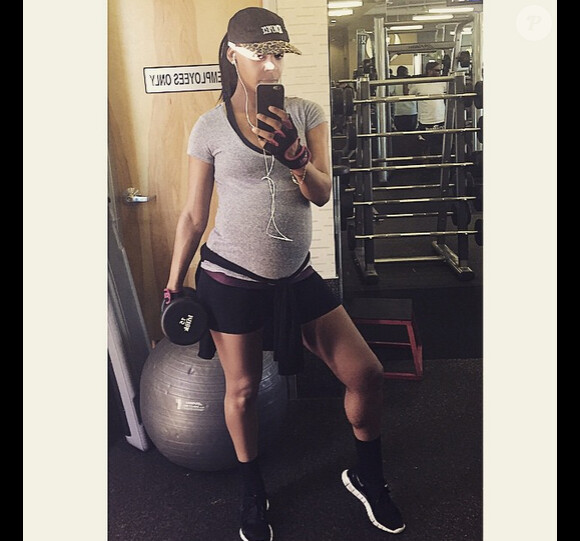 Samantha Mumba en pleine séance de sport et enceinte a ajouté une photo sur son compte Instagram le 28 janvier 2015