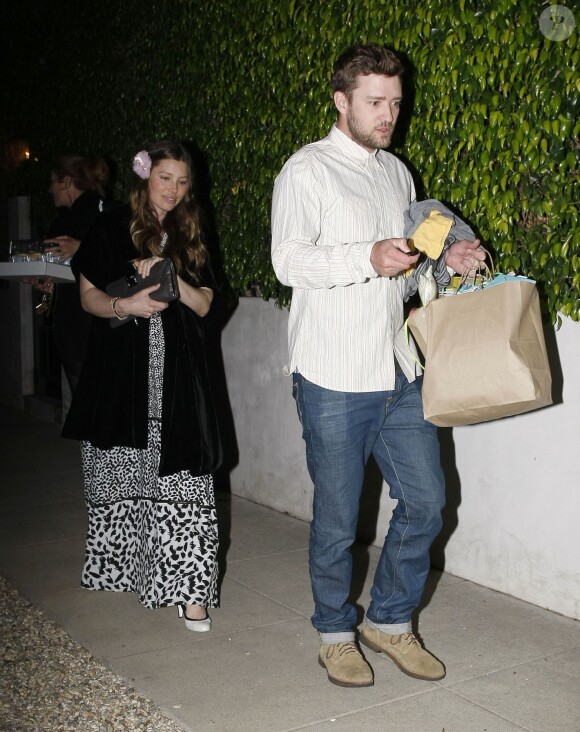 Exclusif - Jessica Biel, enceinte, se rend chez des amis pour fêter ses 33 ans avec son mari Justin Timberlake à Los Angeles, le 3 mars 2015