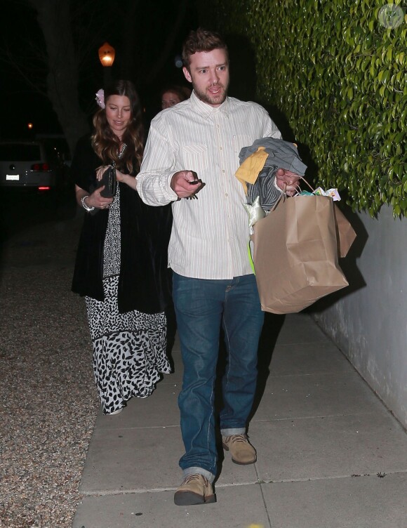 Exclusif - Jessica Biel, enceinte, se rend chez des amis pour fêter ses 33 ans avec son mari Justin Timberlake à Los Angeles, le 3 mars 2015