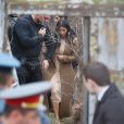 Kim Kardashian, l'air grave, son mari Kanye West, sa fille North West, sa soeur Khloe Kardashian et ses cousines Kourtni et Kara visitent les ruines de la maison de ses aïeuls puis se rendent dans une église à Gyumri en Arménie le 11 avril 2015.