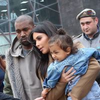 Kim Kardashian, avec North et Kanye, visite la maison en ruine de ses ancêtres