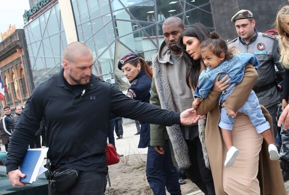 Kim Kardashian, son mari Kanye West, sa fille North West visitent les ruines de la maison de ses aïeuls puis se rendent dans une église à Gyumri en Arménie le 11 avril 2015.