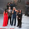 Kim Kardashian et sa soeur Khloe Kardahian en visite au mémorial du génocide, pour commémorer le 100ème anniversaire du génocide arménien, à Erevan, le 10 avril 2015, lors de leur voyage dans leur pays d'origine.