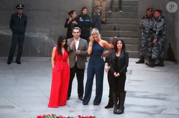 Kim Kardashian et sa soeur Khloe Kardahian en visite au mémorial du génocide, pour commémorer le 100ème anniversaire du génocide arménien, à Erevan, le 10 avril 2015, lors de leur voyage dans leur pays d'origine.