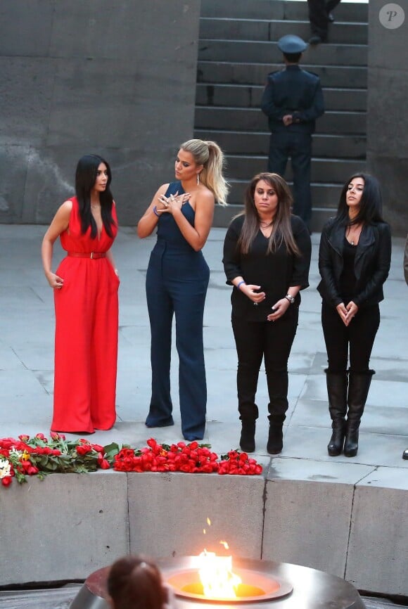 Kim Kardashian et sa soeur Khloe Kardahian visitent, accompagnées de leurs cousines Kourtni et Kara, le mémorial du génocide, pour commémorer le 100ème anniversaire du génocide arménien, à Erevan, le 10 avril 2015, lors de leur voyage dans leur pays d'origine. 