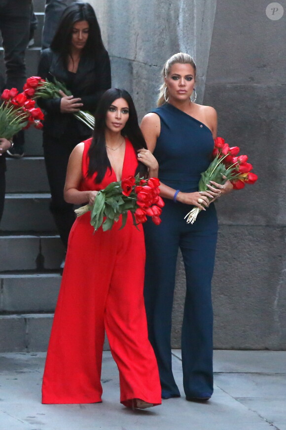 Kim Kardashian et sa soeur Khloe Kardahian visitent pour commémorer le 100ème anniversaire du génocide arménien, à Erevan, le 10 avril 2015, lors de leur voyage dans leur pays d'origine. 