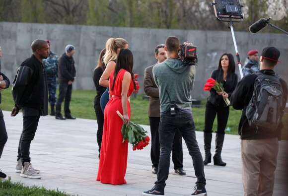 Kim Kardashian, son mari Kanye West, et sa soeur Khloe Kardahian visitent, accompagnés de leurs cousines Kourtni et Kara, le mémorial du génocide, pour commémorer le 100ème anniversaire du génocide arménien, à Erevan, le 10 avril 2015, lors de leur voyage dans leur pays d'origine. 
