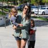 Kourtney Kardashian avec ses enfants Mason et Penelope dans le quartier de Calabasas à Los Angeles, le 10 avril 2015.