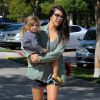 Kourtney Kardashian avec ses enfants Mason et Penelope dans le quartier de Calabasas à Los Angeles, le 10 avril 2015.