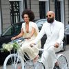 Solange Knowles et Alan Ferguson ont choisi de prendre des vélos à la place d'une limousine afin de rejoindre leurs invités, parmi lesquels se trouvent Beyoncé, son mari Jay-Z et leur fille Blue Ivy après leur mariage à la Nouvelle-Orléans, le 16 novembre 2014. 